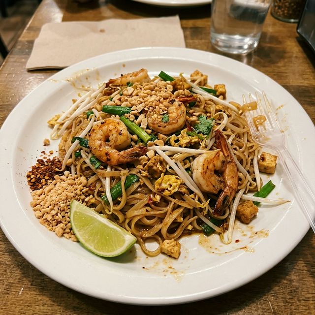 Taiyoo Sushi Bar Solna - Pad Thai med risnudlar
